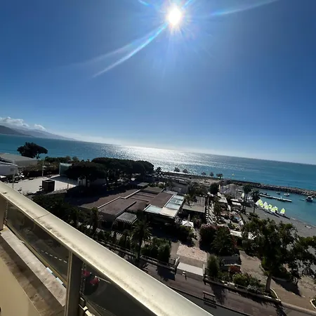 Menton Front De Au Dernier Etage De 95m2 Avec Terrasse De 70m2 Roquebrune-Cap-Martin